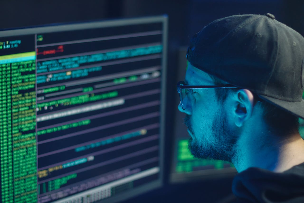 Cómo blindar tu empresa: seguridad física y digital en un mundo conectado